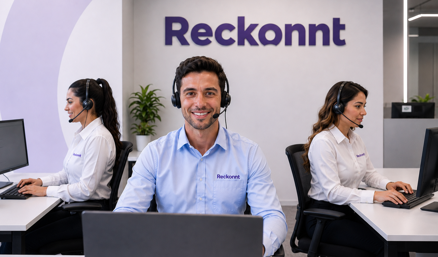 Equipo de soporte humano de Reckonnt atendiendo con headsets en una oficina moderna